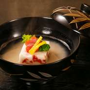 季節感あふれる食材を吟味し、出しをきかせた『お椀』