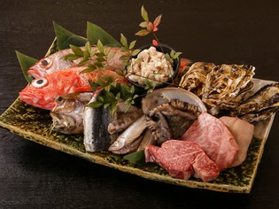 旬の魚介を熟知した店主が吟味した「鮮魚」は必食の価値あり