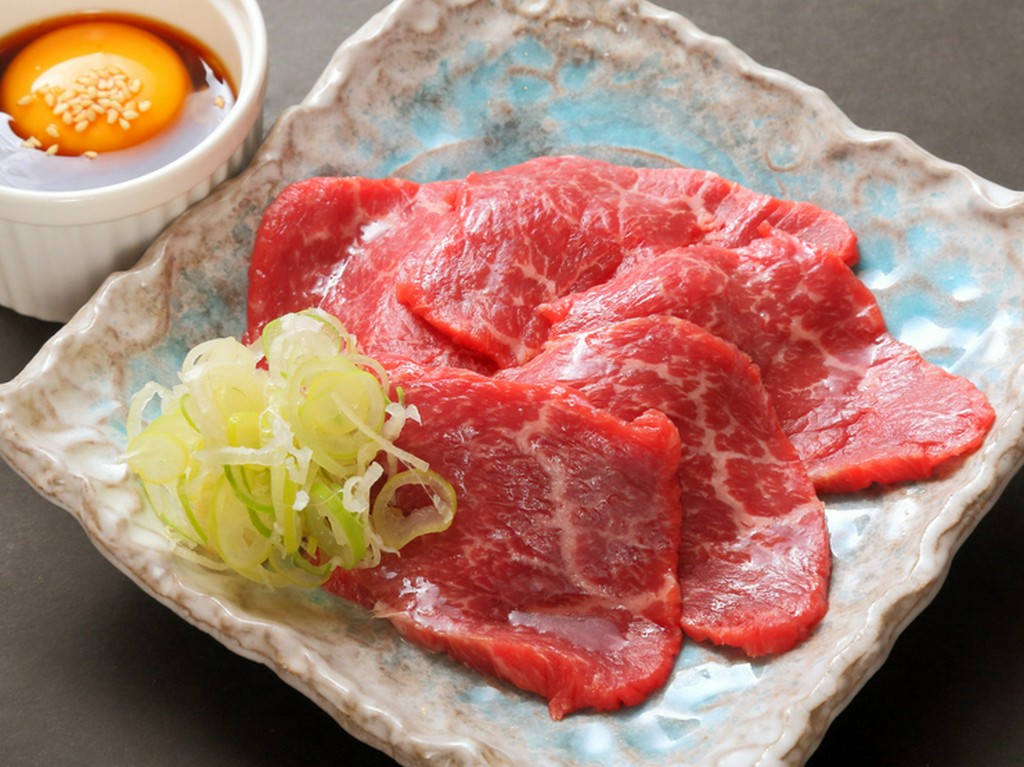 蕩けるような食感が魅力の『山形牛赤身5秒焼き』