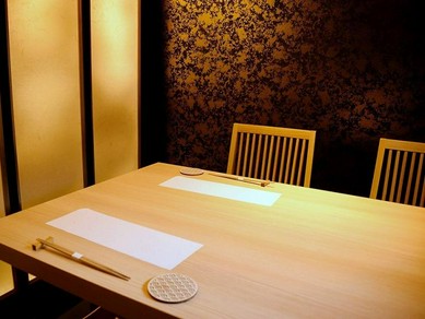 シックでモダンな完全個室で、山形牛を炭火焼肉と美酒でもてなす