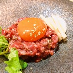ローストした山形牛を細切りにし、自家製の醤油ダレと濃厚な半沢鶏卵さんの卵黄が絡まる至極の一品
