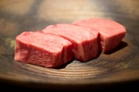 山形の 焼肉極HANARE の牛タンスライス。厳選した牛タンを絶妙な厚さで仕上げ、噛むほどに広がる旨みと上品な食感を楽しめる逸品。