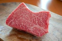 山形の 焼肉極HANARE の特上牛タンスライス。厳選した上質部位のみを使用し、柔らかな食感と濃厚な旨み、上品な脂の甘みを堪能できる贅沢な一皿。