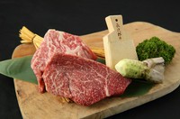 山形の 焼肉極HANARE の上ロース。きめ細やかな肉質と上品な脂の甘みが広がり、柔らかな食感と濃厚な旨みを楽しめる贅沢な一皿。
