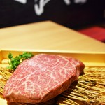 山形の 焼肉極HANARE の特上ロース。厳選した最上級部位を使用し、とろけるような柔らかさと上質な脂の甘み、深い旨みを堪能できる極上の一皿。
