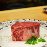 山形の 焼肉極HANARE の上カルビ。上質な脂の甘みとコク深い旨みが広がり、ジューシーでとろける食感を楽しめる贅沢な一皿。