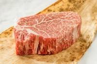 山形の 焼肉極HANARE の特上カルビ。厳選した最上級部位を使用し、口の中でとろける柔らかさと濃厚な旨み、上質な脂の甘みを堪能できる極上の一皿。