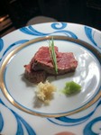 山形の 焼肉極HANARE の山形牛雪降りシャトーブリアン。極めて柔らかくジューシーなシャトーブリアンに、雪のように細かく入ったサシがとろけ、上品な旨みと甘みを贅沢に味わえる一皿。