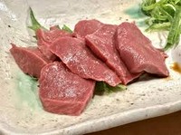 特製ポン酢と山形を代表する半澤鶏卵さんの濃厚卵黄が赤身肉の旨味を三段階上げます。