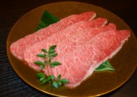 秘伝のタレをもみこんだハラミを炭火で焼き上げ、卵黄にくぐらせます。甘辛いタレをまとった牛肉が卵黄と絡みまろやかな味わいに。箸がとまらなくなる逸品です。
※要予約