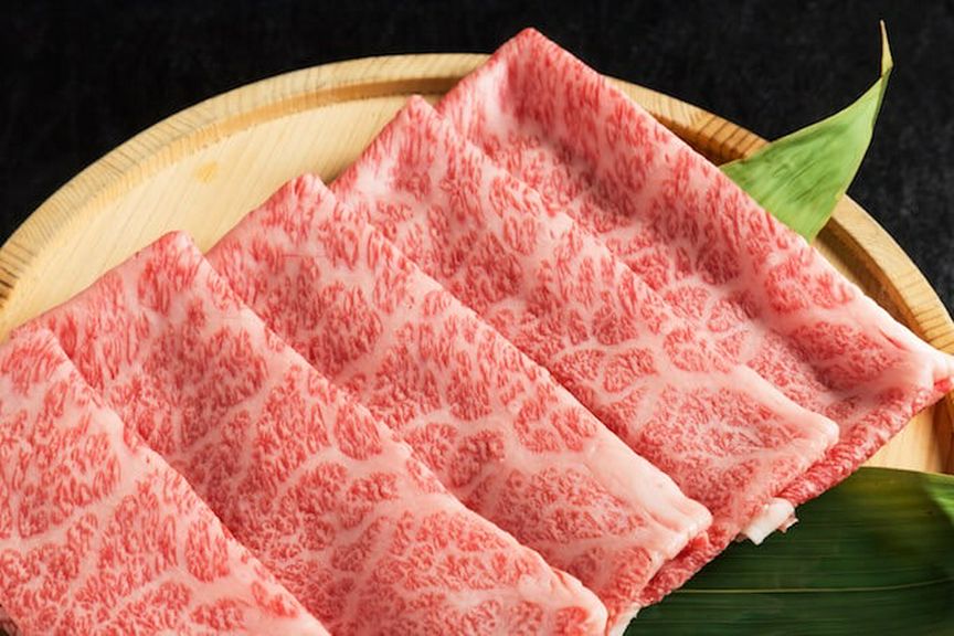 山形牛焼きすき自家製割下と半澤鶏卵の濃厚卵黄と共に