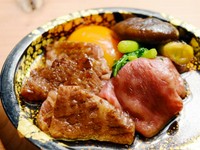 いわゆる「すき焼き」とは一線を画した一品。秘伝のタレをもみこんだ牛肉100gを炭火で焼き上げ、卵黄にくぐらせます。甘辛いタレをまとった牛肉が卵黄と絡みまろやかな味わいに。箸がとまらなくなる逸品です。