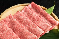 タンの根本部分「タン元」を使用。オリーブオイル漬けにして寝かしたものを塩のみで下味をつけています。その時々のおすすめの厳選塩を少量つえて、シンプルに肉本来の旨みを味わいます。
※要予約