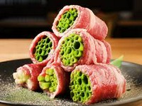 牛肉料理と四季折々の食材を堪能。色鮮やかに盛り付けられており、視覚でも楽しめます。飲み放題をオプションで付けられる他、数種類のコースがあるので予算やシーンに合わせて選べるのも嬉しいポイントです。
