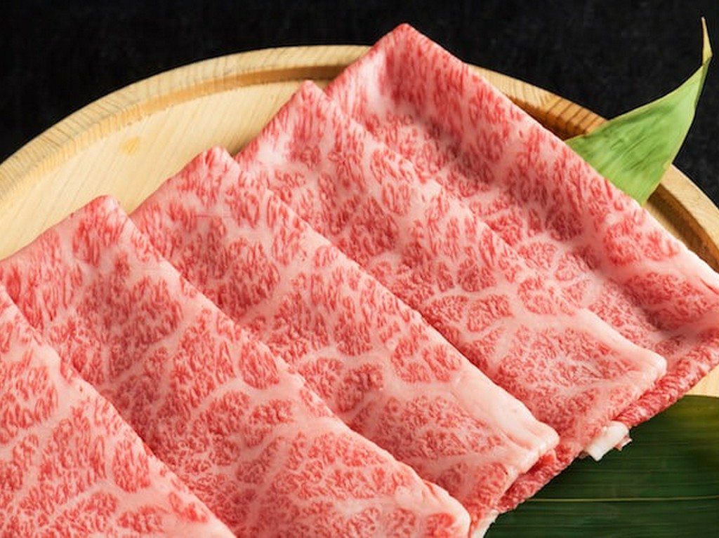 山形牛焼きすき自家製割下と半澤鶏卵の濃厚卵黄と共に