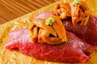 山形の 焼肉極HANARE の肉厚特上ハツ。ジューシーで旨みが濃厚な特上ハツを贅沢に厚切りにし、噛むほどに広がるコクと食感を楽しめる一皿。