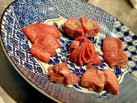 HANARE特製熟成牛タンの食べ比べ
タン先から根元まで存分にご堪能ください。