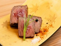 タンの根本部分「タン元」を使用。オリーブオイル漬けにして寝かしたものを塩のみで下味をつけています。その時々のおすすめの厳選塩を少量つえて、シンプルに肉本来の旨みを味わいます。
※要予約