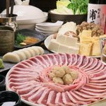 脂の乗った旬の鴨と特製出汁。心温まる贅沢な冬の味覚をご堪能あれ。