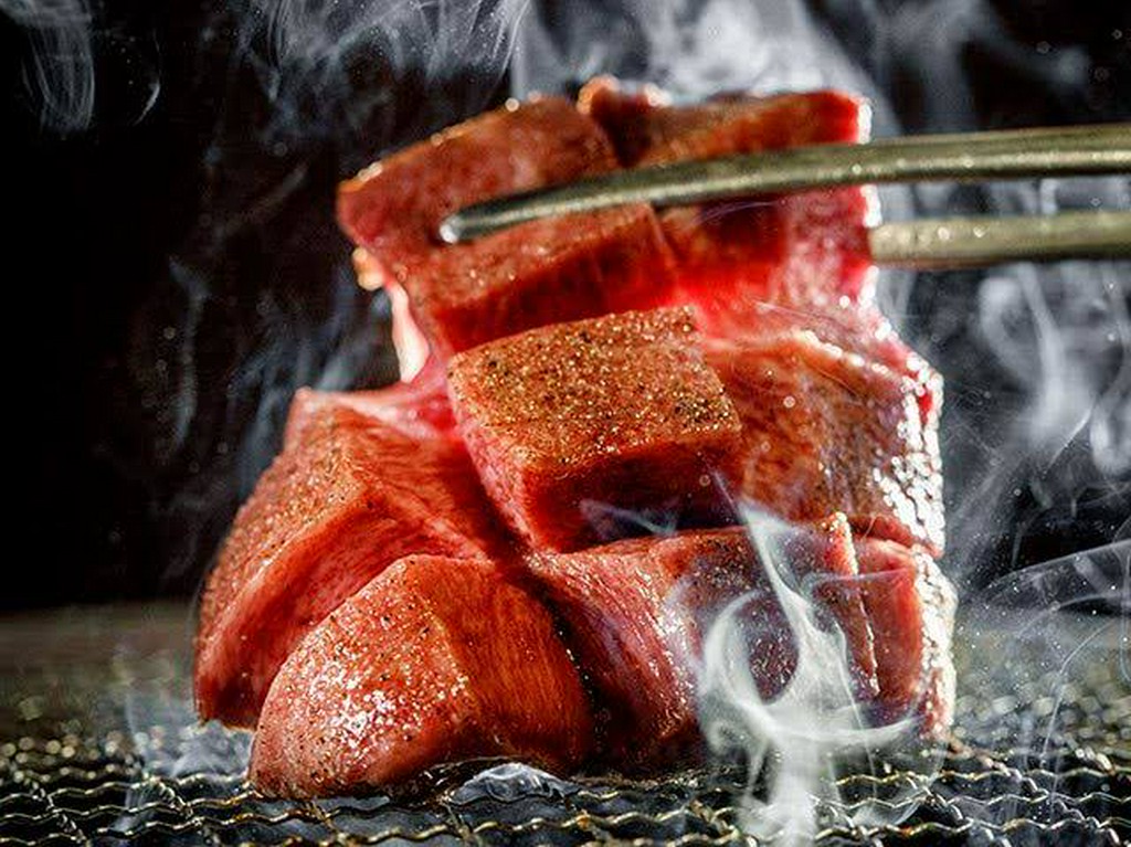 スタッフが目の前で焼きあげていく『山形牛朴葉味噌の七輪焼』