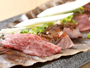 スタッフが目の前で焼きあげていく『山形牛朴葉味噌の七輪焼』