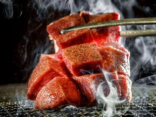 スタッフが目の前で焼きあげていく『究極の芯タン焼』