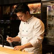 見た目にも美しい絶品料理とパフォーマンスでゲストをもてなし