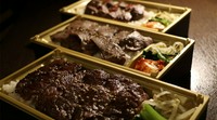 当日のおススメ部位を贅沢に盛り込んだ焼肉弁当は喜ばれること間違いなし！！
ご予算に応じたメニューもお作りできますので気軽にお問合せください。