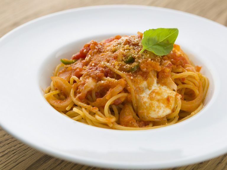 2時間かけて煮込むスペシャルトマトソースがたっぷり『四種のチーズトマトパスタ』