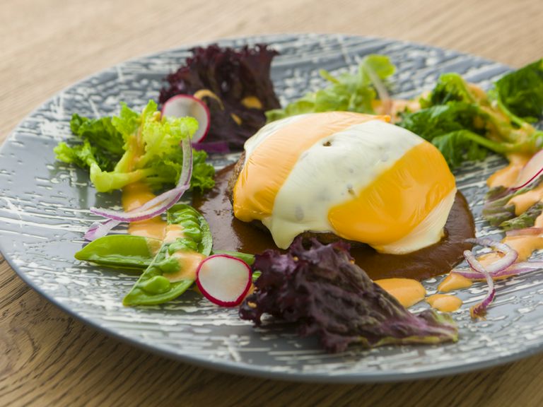 肉の旨みが味わうたびに溢れ出る『ダブルチーズハンバーグ』