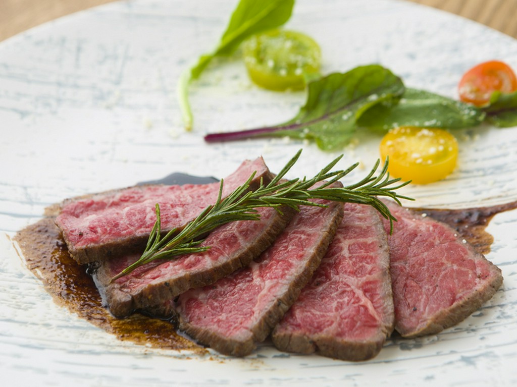 山形県の名産品「米沢牛」と自家栽培する旬の野菜