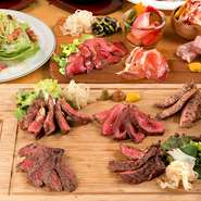 肉は専門業者から仕入れ、スタッフが試食したものの中から、品質にこだわって厳選。希少部位や、国産の黒毛和牛も使用しています。また、料理をリーズナブルに提供したいと、仕入れではコスパにもこだわっています。