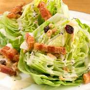 野菜はオーナーやスタッフが毎日買出しに行き、仕入れているそう。鮮度と質にこだわり、良いものだけを見極め、これぞというものだけを使用。良い野菜がなければ仕入れないというストイックぶりです。