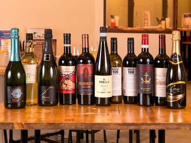 2人のソムリエが肉や料理に合うワインを幅広くセレクト