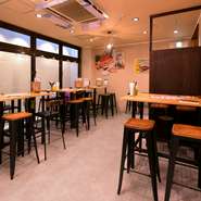 地下にありながら、吹き抜けに面したガラス窓から光が入るほか、テーブルもゆったり置かれ、開放感抜群の店内。内装はウッディベースで、オーナー自作したテーブルを使うなど、木の温もりも感じられます。