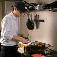 アットホームな雰囲気を身上に、ワインや肉にあまり詳しくないゲストでも、心おきなく食事を楽しんでもらえるよう、心をくだいているそう。笑顔の接客で、話かけやすい雰囲気づくりも意識しています。