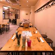 美味しく、かつリーズナブルな料理でお腹いっぱいになれるとあって、人気のこちらの店。飲み放題付きのコース料理も充実しているので、宴会や女子会、合コンなどにもオススメ。40人まで対応可能です。