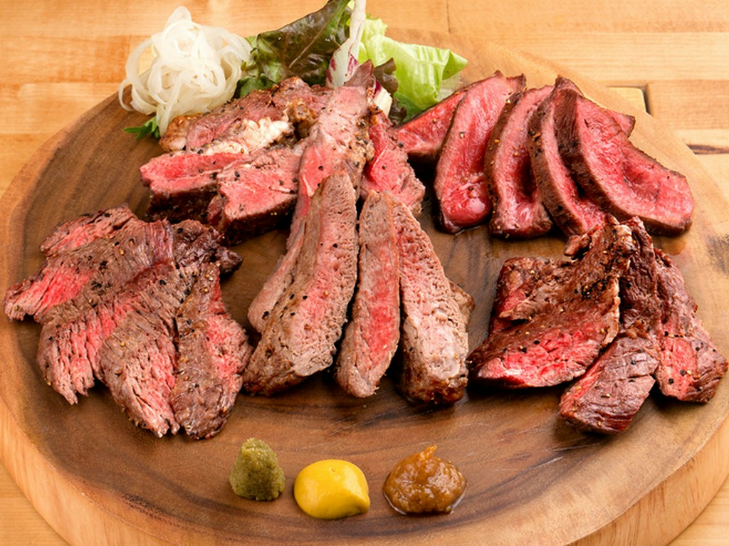 様々な部位のステーキをリーズナブルに食べ比べできる、人気の『ニクビッタ厳選の肉盛り　5種盛』