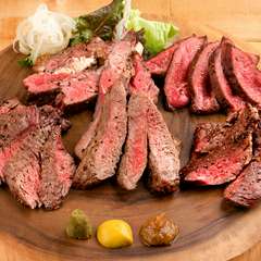 様々な部位のステーキをリーズナブルに食べ比べできる、人気の『ニクビッタ厳選の肉盛り　5種盛』