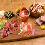 8種類の前菜メニューの中から、好きなものを盛り合わせに。自家製チーズソースとサルサソースをかけた、ピリカラで濃厚な『ナチョスチーズ』と、柔らかく旨味たっぷりの『ローストビーフ』が人気です。