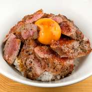 トリュフとポルチーニ茸をふんだんに使った醤油ベースの自家製ソースと、サーロインの相性は抜群。卵黄でより濃厚な味わいに。画像は200gのサーロインステーキがのったディナータイムの大盛サイズ。1580円