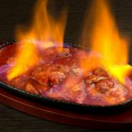 唐辛子がピリリと辛い、スパイシーなトマトソースで、グリルしたモモ肉をで煮込んでいます。仕上げにゲストの目の前でウォッカをかけて、火をつける豪快なメニュー。エンターテイメント性も抜群です。
