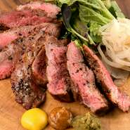 加熱しても適度な噛みごたえがあり、ジューシーな「メガネ」は、料理人イチオシの希少部位。断面が美しいピンク色になるよう、焼き加減に徹底してこだわったステーキなら、その美味しさを堪能できます。