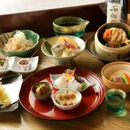 落ち着いた空間で肴とともに一杯。蕎麦はもちろんのこと、福井の蔵だけに特化した豊富な日本酒と郷土料理とのマリアージュをご堪能ください。
