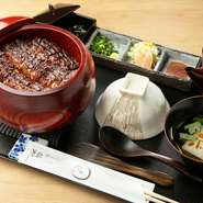 最高級の青うなぎの中でも大きいサイズのものを贅沢に使用した料理が楽しめます。肉厚で皮が柔らかく、上品な脂が特徴です。皮はカリカリ、身はふっくらに仕上がるよう、丁寧に焼き上げています。