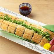 定番のひつまぶしはもちろんのこと、名古屋では珍しいうなぎ重も。上品な見た目と味わいを楽しめます。また、肝のアヒージョや白焼きを使ったたたきポン酢など、一風変わったメニューも豊富です。