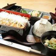 ひつまぶしやうなぎ重にうなぎと共に欠かせないのがお米です。魚沼産と黒部産、2種類のコシヒカリを独自のバランスでブレンドしたオリジナル米を使用。最高級青うなぎとたれの旨みを引き立ててくれます。