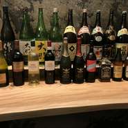 うなぎによく合う日本酒や焼酎をメインに取り揃えています。また、ガーリックペッパーで味わうひつまぶしなどの洋風メニューに合わせ、赤・白ワインやスパークリングも。料理にピッタリの様々なお酒が楽しめます。
