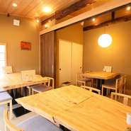 カウンターもあるので女性でも気軽に入りやすい他、2階にはパーテーションで仕切れる半個室があるのでデートや接待、会食にもおすすめ。団体で利用できる完全個室もあり、様々なシチュエーションで利用できます。