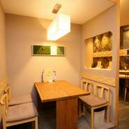 古民家をリノベーションした和モダンな店内。女性建築家がデザインした、おしゃれな空間が魅力です。暖色系のライトと木製の家具が温かみを感じさせます。落ち着いた雰囲気の中ゆったりと食事を楽しめます。